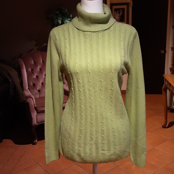 IZOD Green top Spandex Blouse - Picture 2 of 4